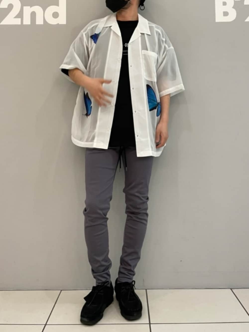 「休日スタイル、メンズコーデ、春夏コーデ、夏コーデ、シャツスタイル、シンプルコーデ」｜「A4AのA4A/エーフォーエー/COLD SST コールドショートスリーブT（Tシャツ/カットソー、ブラック系）」を使った、minamiさん（メンズ・173cm）の春コーディネートの1枚目の写真