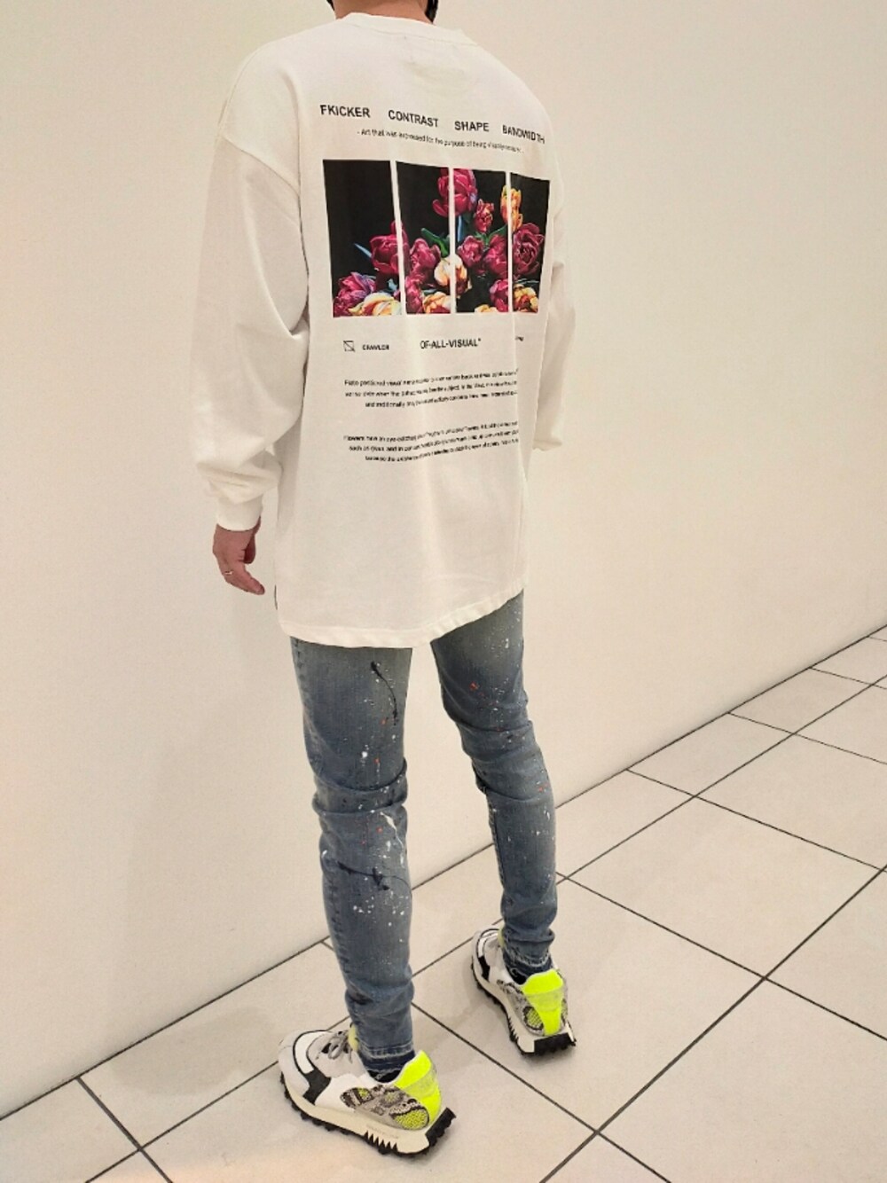 ホワイト系のTシャツ/カットソー、ブルー系のデニムパンツ、ホワイト系のスニーカーを着用したメンズの夏コーディネートの1枚目の写真