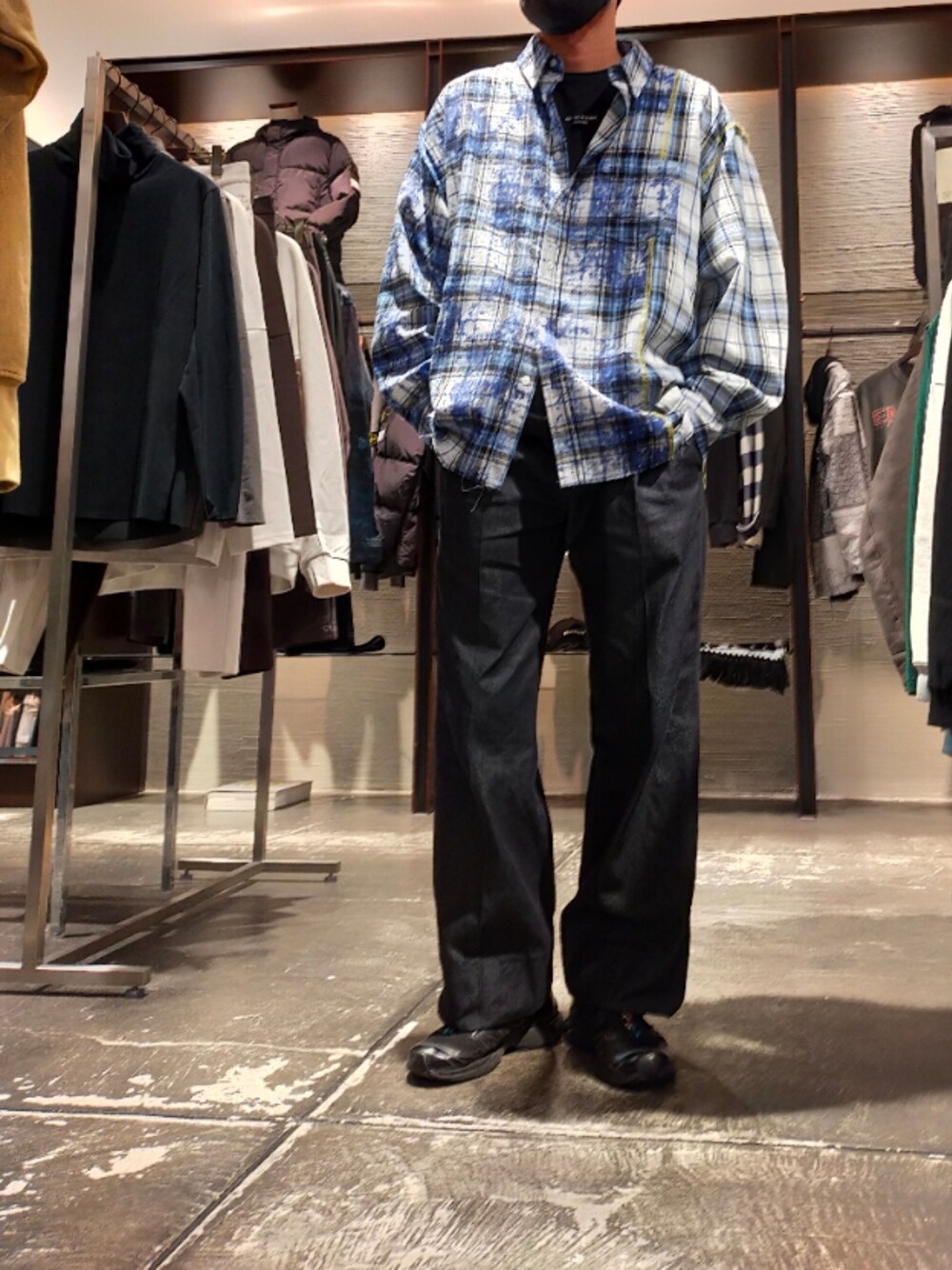 ブルー系のシャツ/ブラウスを着用したメンズの秋コーディネートの1枚目の写真