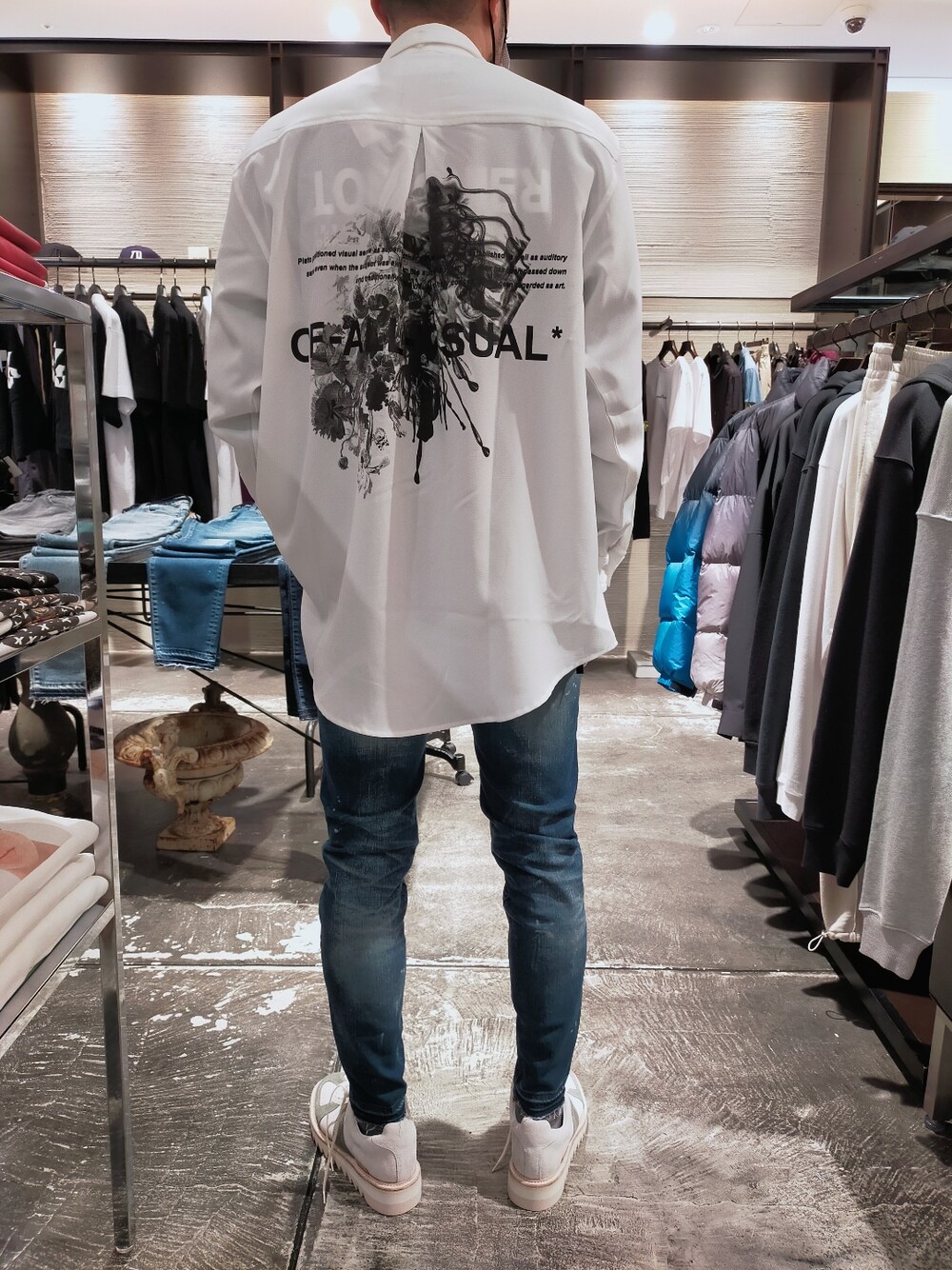 ホワイト系のシャツ/ブラウス、ブルー系のデニムパンツ、ホワイト系のスニーカーを着用したメンズの冬コーディネートの1枚目の写真