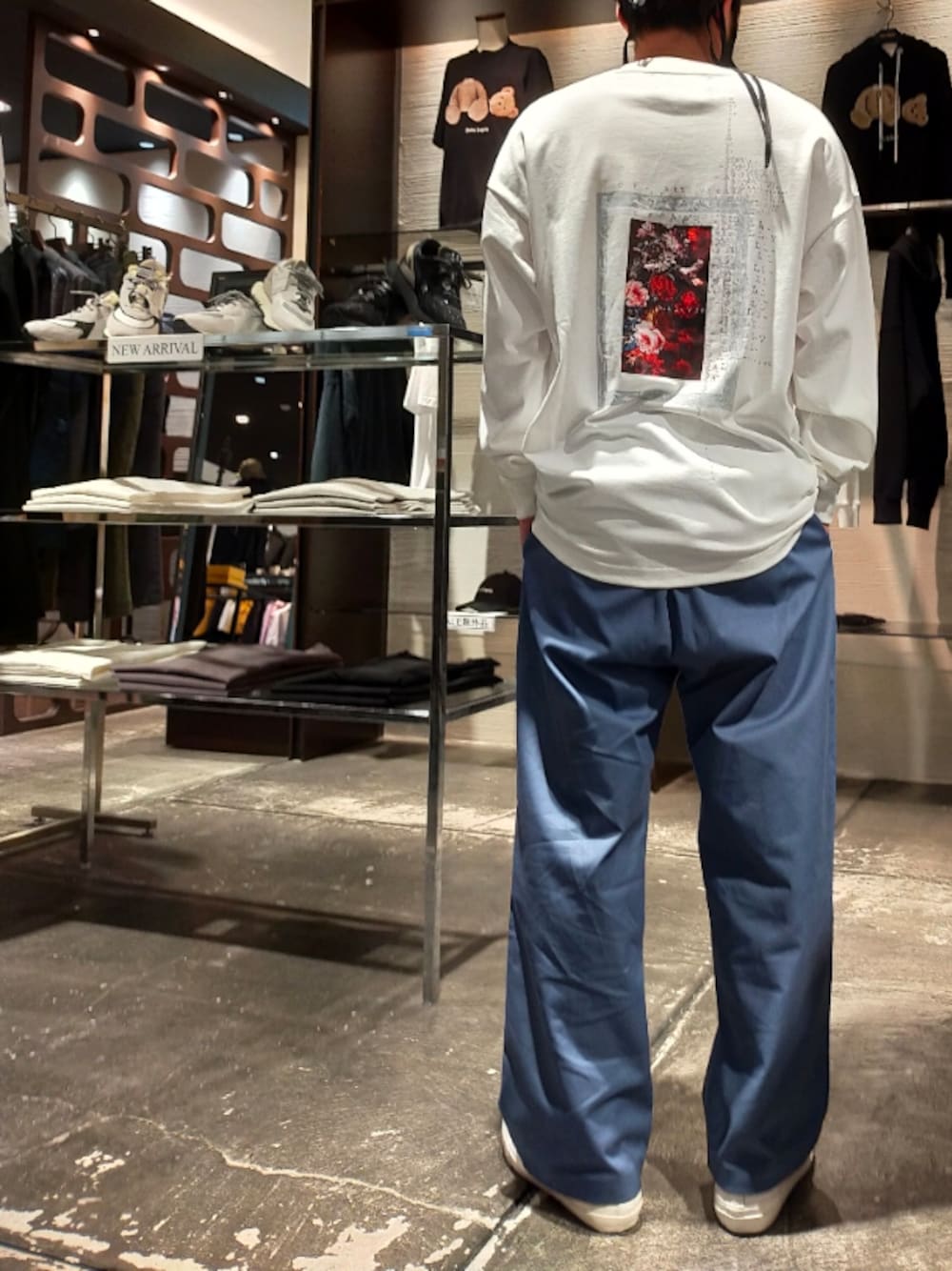 ホワイト系のTシャツ/カットソー、ブルー系のチノパンツを着用したメンズの夏コーディネートの1枚目の写真