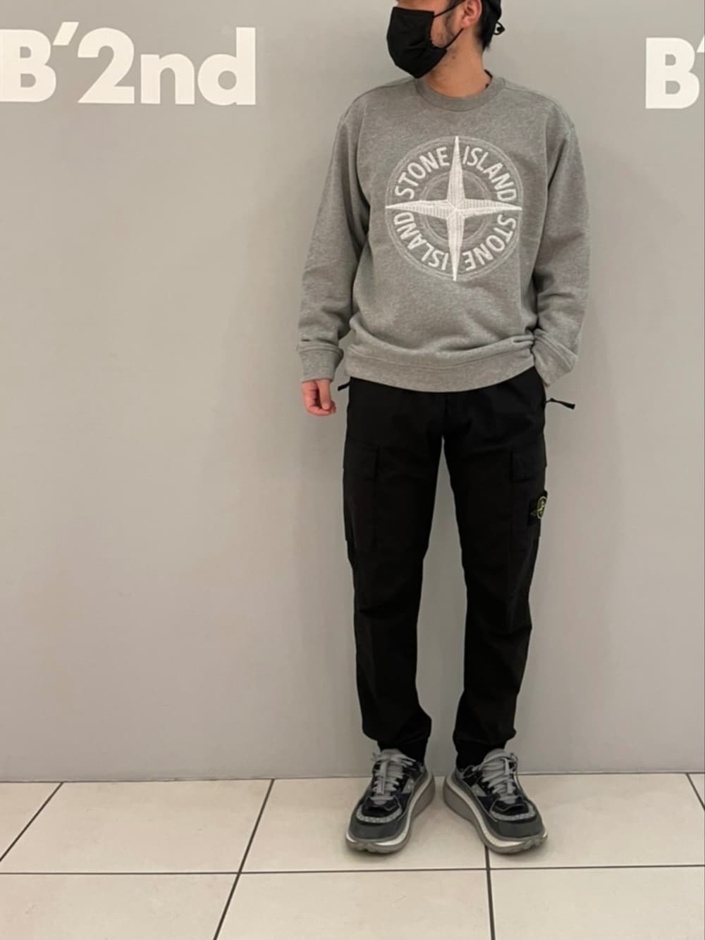 STONE ISLANDのスウェット（グレー系）を使った人気ファッション