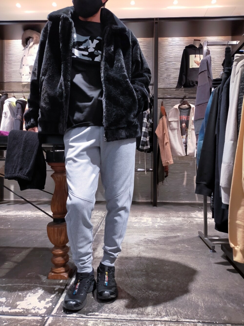 ブラック系のTシャツ/カットソー、ブラック系のジャケット/アウター、グレー系のパンツを着用したメンズの秋コーディネートの1枚目の写真