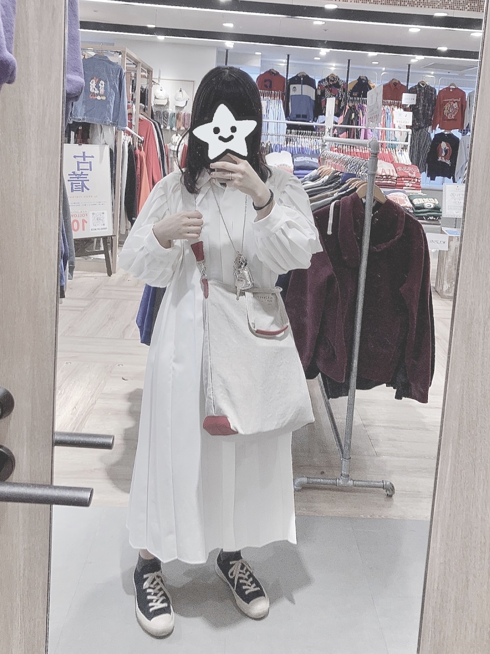 「ootd、ビッグシルエット、シンプルコーデ、HARE、ボリューム袖、白ワンピース、シンプル、Moonstar」｜「MARGARET HOWELL ideaのMARGARET HOWELL idea(マーガレット・ハウエル アイデア)　　ダッカ（1Ｇ）（トートバッグ、レッド系）」を使った、うるりらさん（レディース・161cm）の秋コーディネートの1枚目の写真