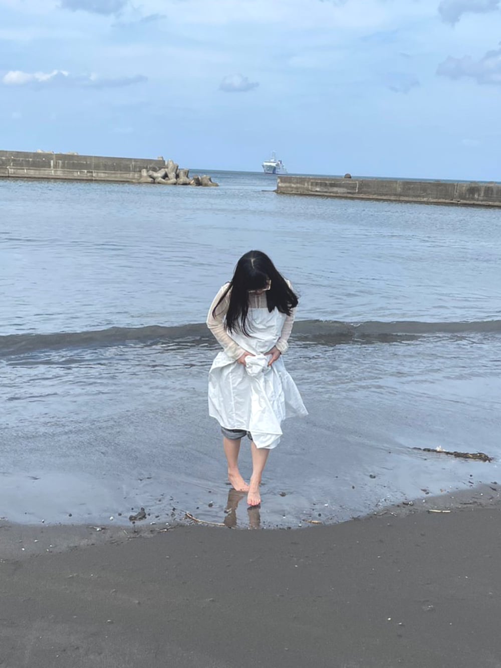 「初夏コーデ、夏コーデ、キャミワンピ、メッシュトップス、メッシュ、旅行、海、Kastane、kastane_ootd、WEARyouthコーデ、黒髪、お出かけコーデ」｜「Kastaneの【低身長向けサイズ展開あり/新色追加】ボリュームティアードキャミドレス（ワンピース、ホワイト系）」を使った、うるりらさん（レディース・161cm）の夏コーディネートの1枚目の写真