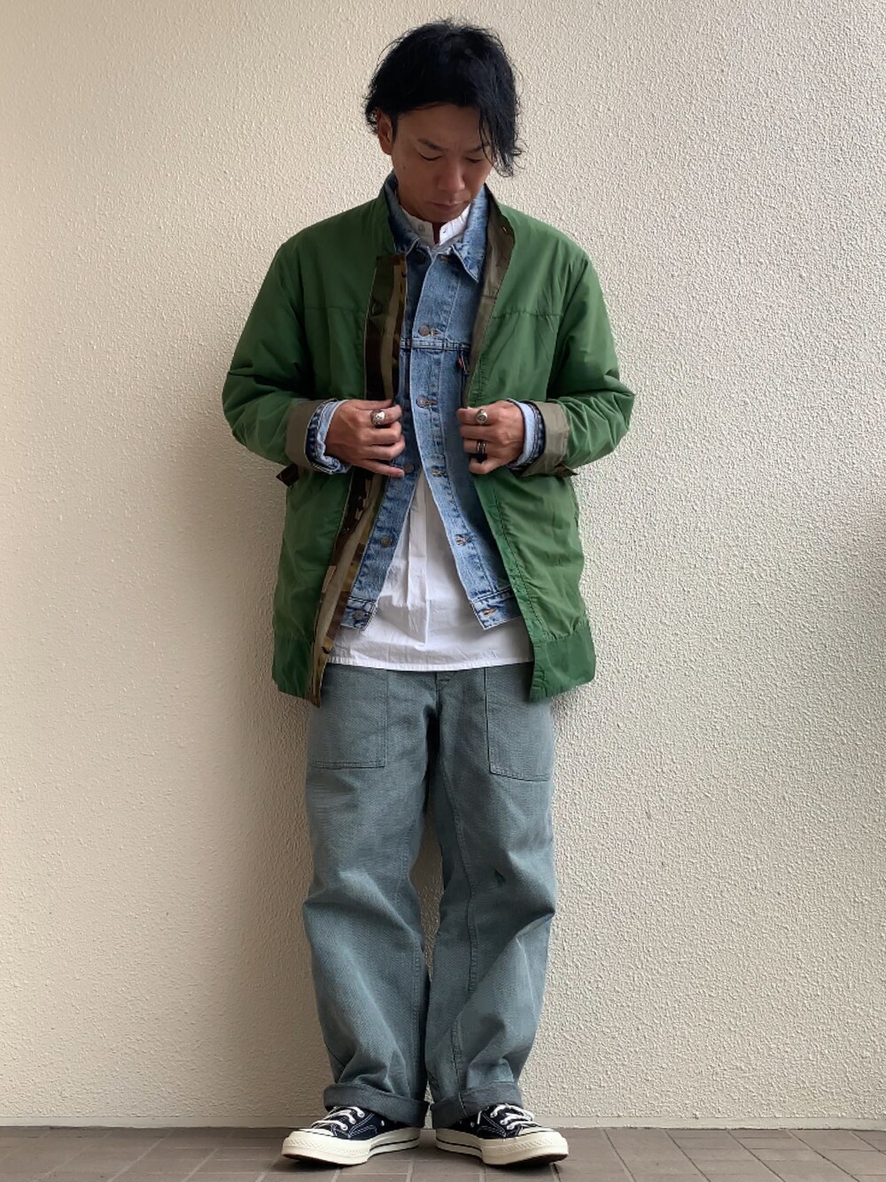 ブルー系のデニムジャケット、グリーン系のナイロンジャケット、ホワイト系のシャツ/ブラウスを着用したメンズの秋コーディネートの1枚目の写真
