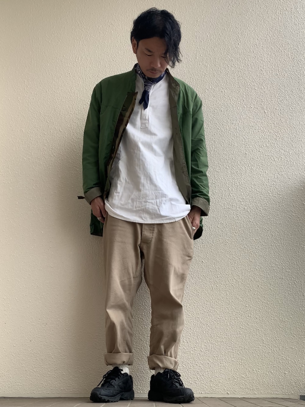グリーン系のナイロンジャケット、ホワイト系のシャツ/ブラウス、グリーン系のチノパンツを着用したメンズの春コーディネートの1枚目の写真