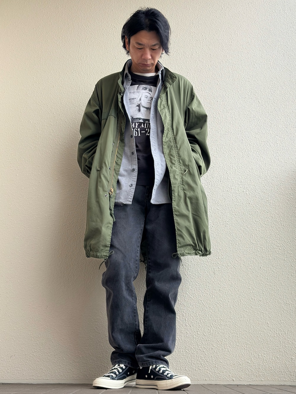 グリーン系のモッズコート、グレー系のシャツ/ブラウス、ブラック系のTシャツ/カットソーを着用したメンズの春コーディネートの1枚目の写真