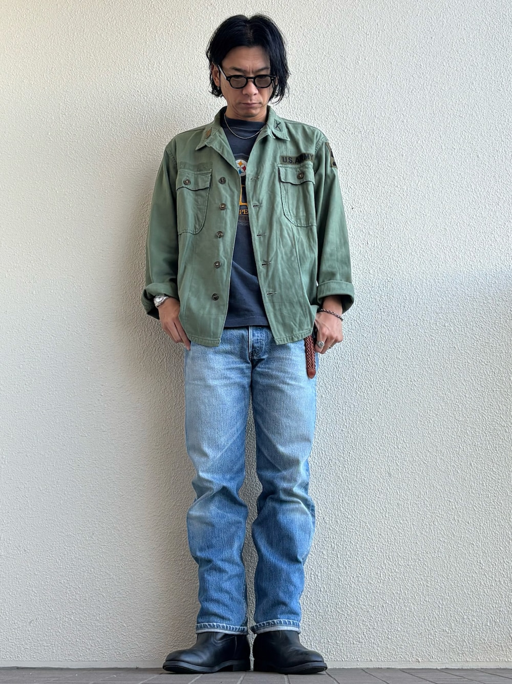 グリーン系のシャツ/ブラウスを着用したメンズの秋コーディネートの1枚目の写真