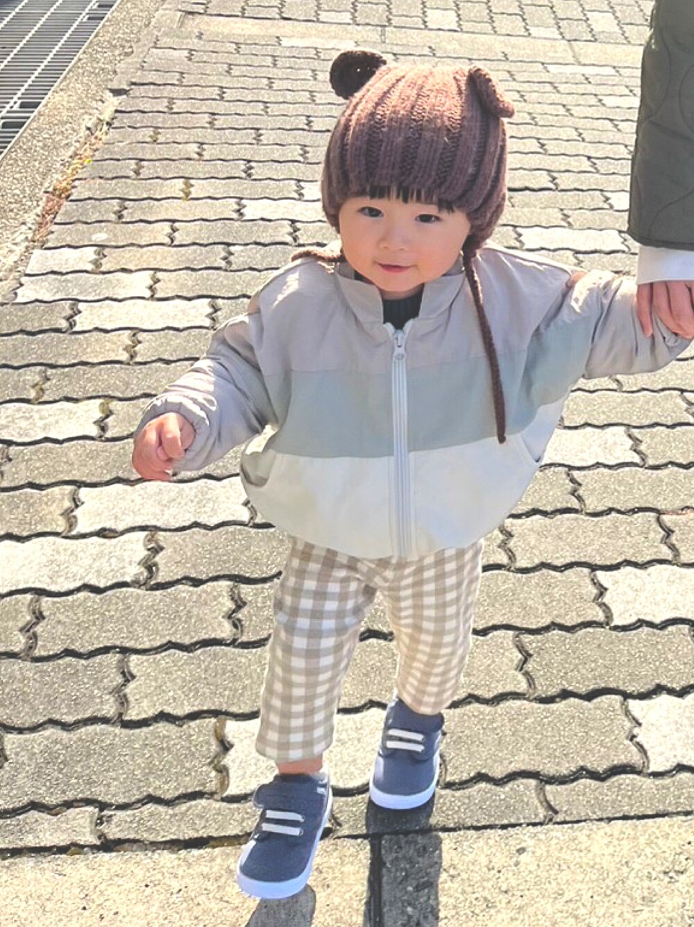 「むすこーで」｜「apres les coursのバイカラーあったかジャケット（その他アウター、ベージュ系）」を使った、ＫＫさん（キッズ・70cm）の冬コーディネートの1枚目の写真