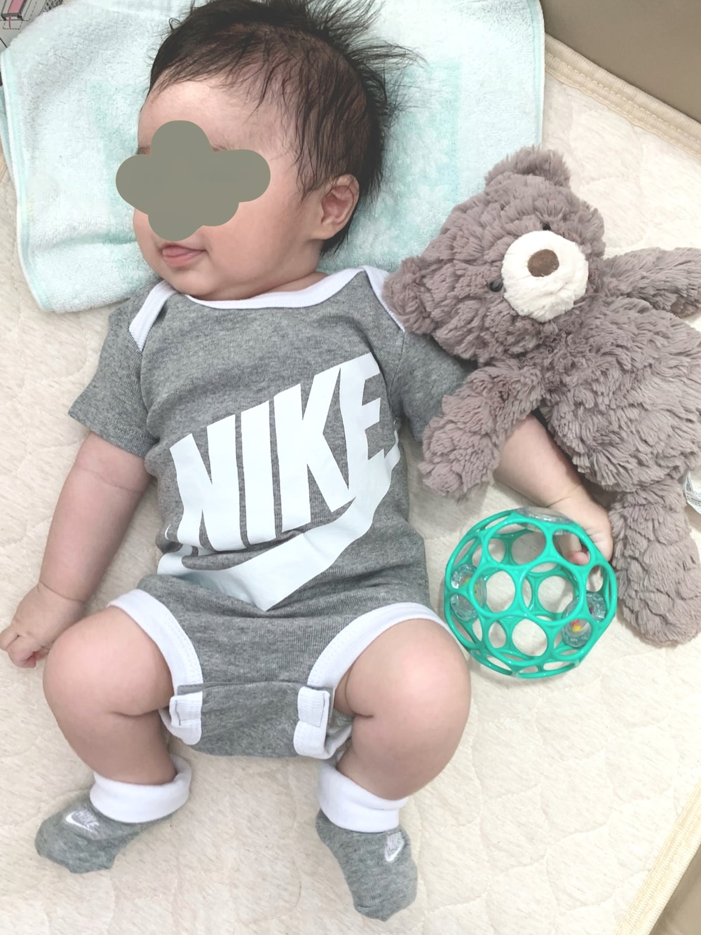 「NIKE、過去code、むすこーで」｜「NIKEのMN0073-042/FUTURA LOGOHAT/BODYSUIT/BOOTIE 3PC（ロンパース、グレー系）」を使った、ＫＫさん（キッズ・70cm）の秋コーディネートの1枚目の写真