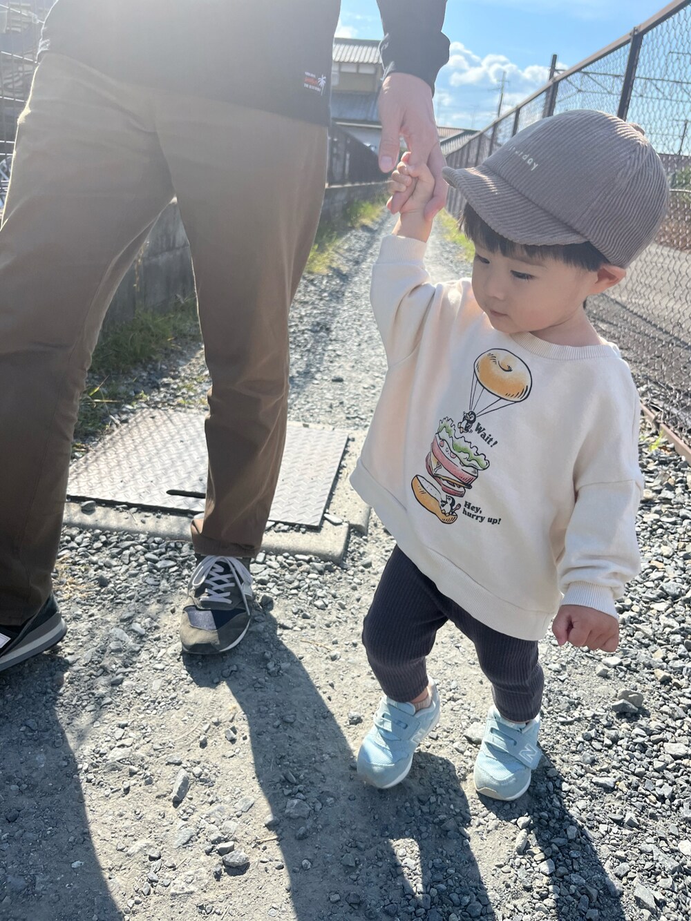「むすこーで、お散歩コーデ」｜「BREEZEの/カラフル モチーフトレーナー（スウェット、ホワイト系）」を使った、ＫＫさん（キッズ・70cm）の秋コーディネートの1枚目の写真