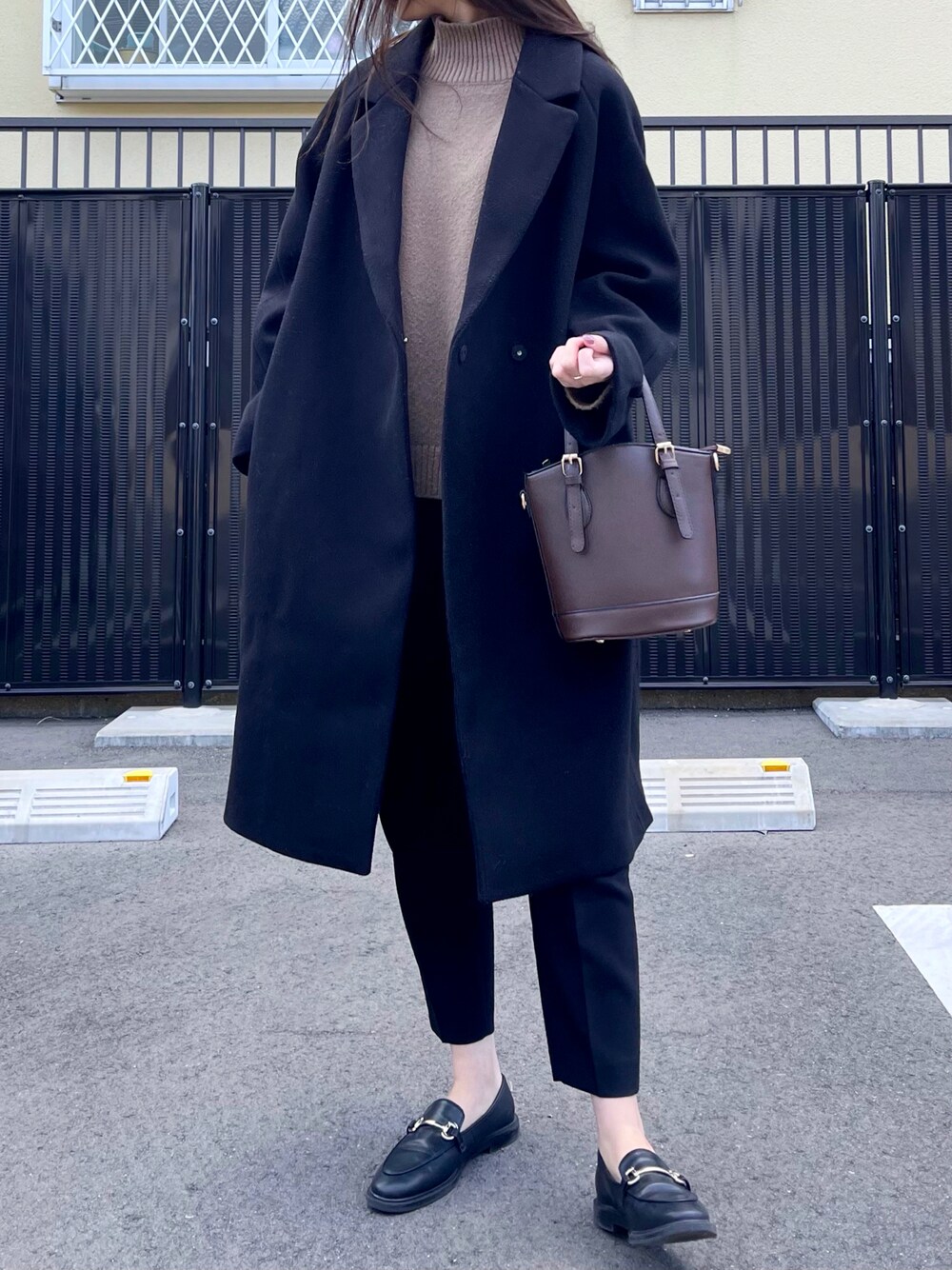 「H&Mのアイテム（チェスターコート、ブラック系）」を使った、aya.さん（レディース・167cm）の冬コーディネートの1枚目の写真