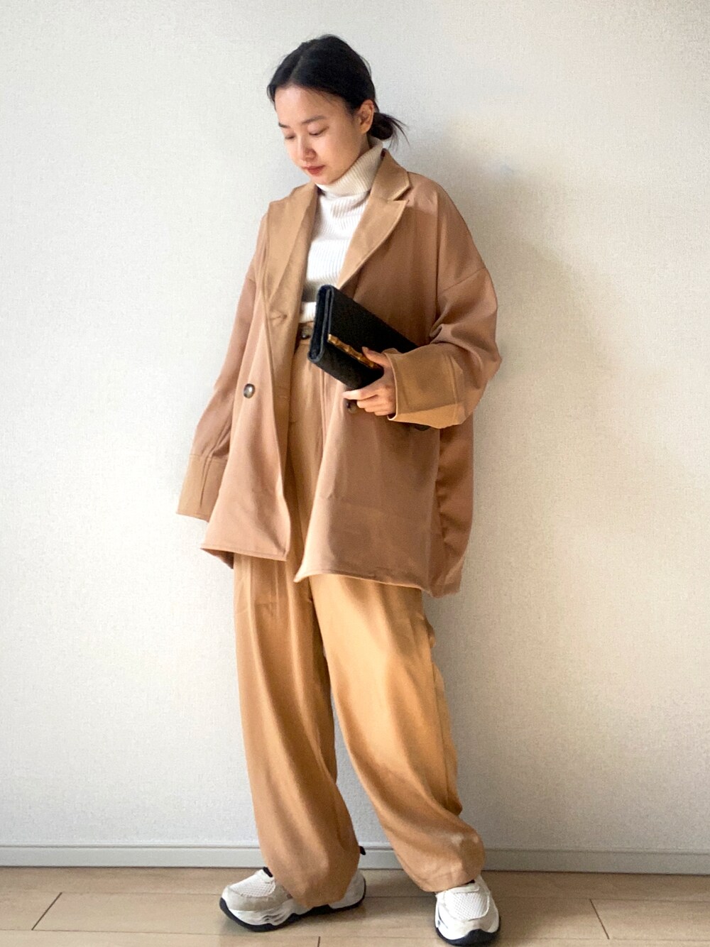 「私の推しブランド、パンツスタイル、プチプラ、低身長、ラフ、エクリール、ECRIRE、スニーカーコーデ、セットアップ、低身長コーデ、ジャケットスタイル、淡色コーデ、タートルネック、カラーパンツ、プチプラコーデ」｜「ECRIREの【陽コラボ】リラックスフィットタックパンツ　セットアップ可能（スラックス、ベージュ系）」を使った、  𝑅𝐼𝑁𝐴さん（レディース・152cm）の冬コーディネートの1枚目の写真