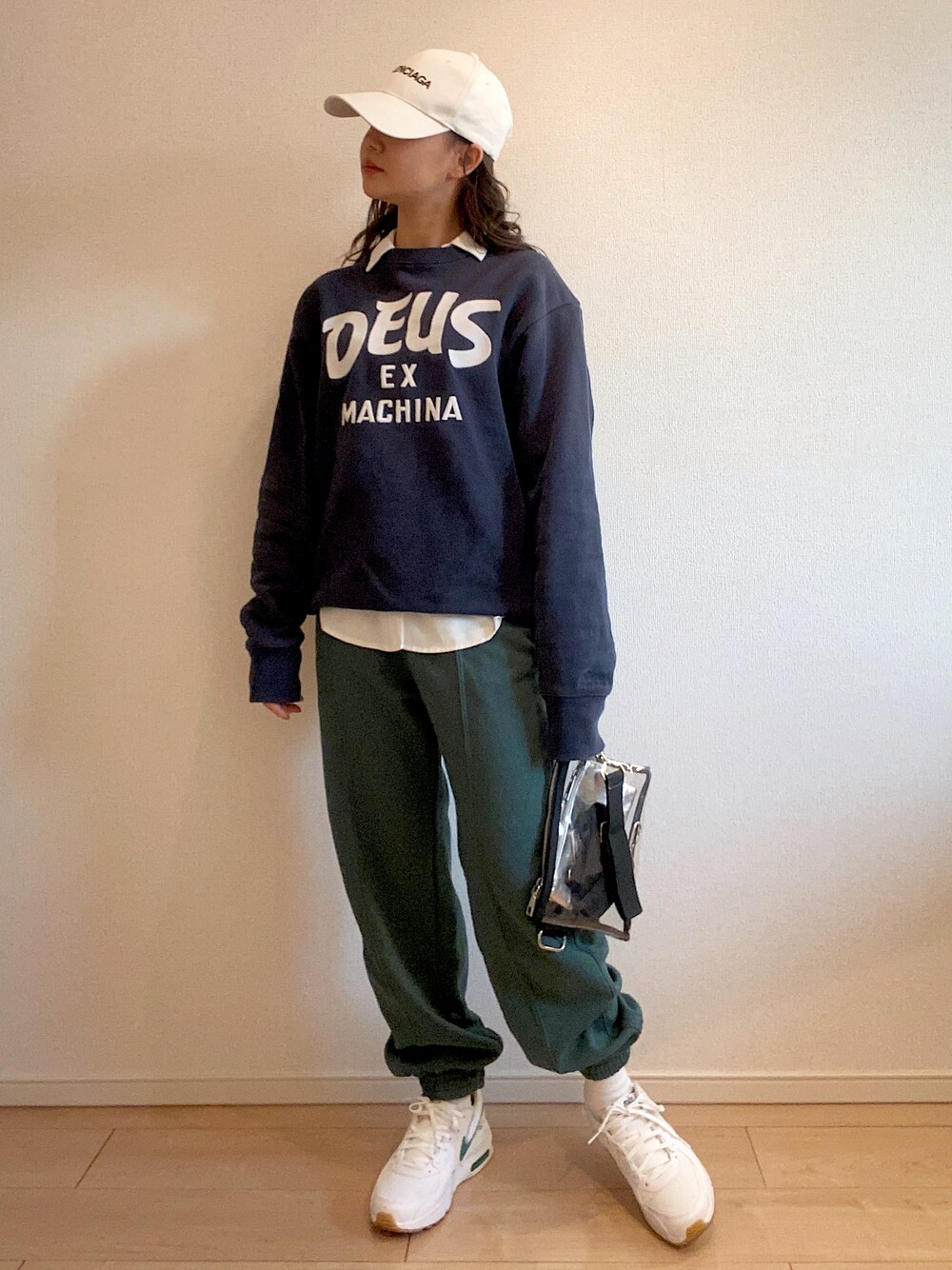 「低身長、グリーン、ロゴスウェット、ジョガーパンツ、スウェット、スニーカー、NIKE、キャップ、ゆるコーデ、カラーパンツ、レイヤードスタイル、低身長コーデ、ストリート、ラクチンコーデ、ラフ」｜「shopnikonikoの3wayクリアサコッシュバッグ ビニールバッグ（ショルダーバッグ、ブラック系）」を使った、  𝑅𝐼𝑁𝐴さん（レディース・152cm）の冬コーディネートの1枚目の写真