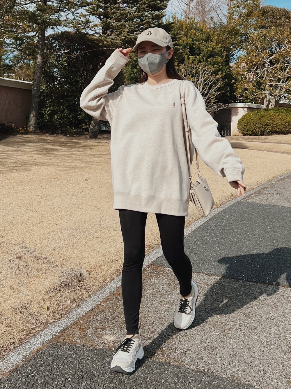 「休日スタイル、ゆるコーデ、低身長コーデ、パンツスタイル、ビッグシルエット、スウェット、スウェットコーデ、低身長、低身長女子、152cm、散歩、ラクチンコーデ、ラフ、カジュアル、シンプル」｜「FREAK'S STOREのBEAR LOGO CAP/ベアーロゴ キャップ/ベースボールキャップ（キャップ、ベージュ系）」を使った、  𝑅𝐼𝑁𝐴さん（レディース・152cm）の春コーディネートの1枚目の写真