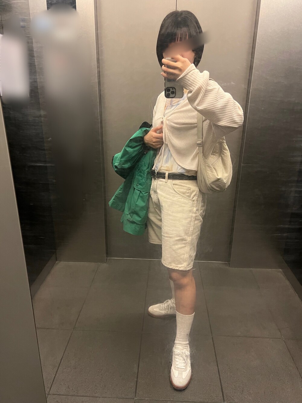 「古着、古着コーデ、カジュアル、ホワイト、ユニクロ、UNIQLO、高身長女子、短パン、半ズボン」｜「hummelのアイテム（スニーカー、ホワイト系）」を使った、サカダチさん（レディース・165cm）の春コーディネートの1枚目の写真