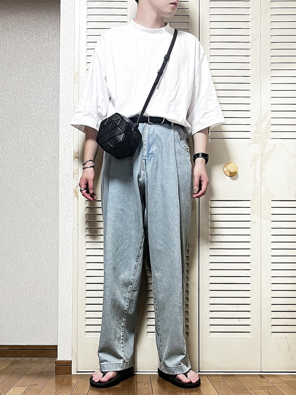 「夏コーデ、シンプルコーデ、ビッグシルエット、オーバーサイズ、白Tシャツ、モックネック、デニム、デニムパンツ、ワイドパンツ、サンダル、ミニバッグ、UNIQLO、neonsign、oofos、おしゃれさんと繋がりたい」｜「UNIQLO UのエアリズムコットンオーバーサイズモックネックT  WHITE  XLサイズ（Tシャツ/カットソー、ホワイト系）」を使った、ゐをりさん（メンズ・171cm）の夏コーディネートの1枚目の写真