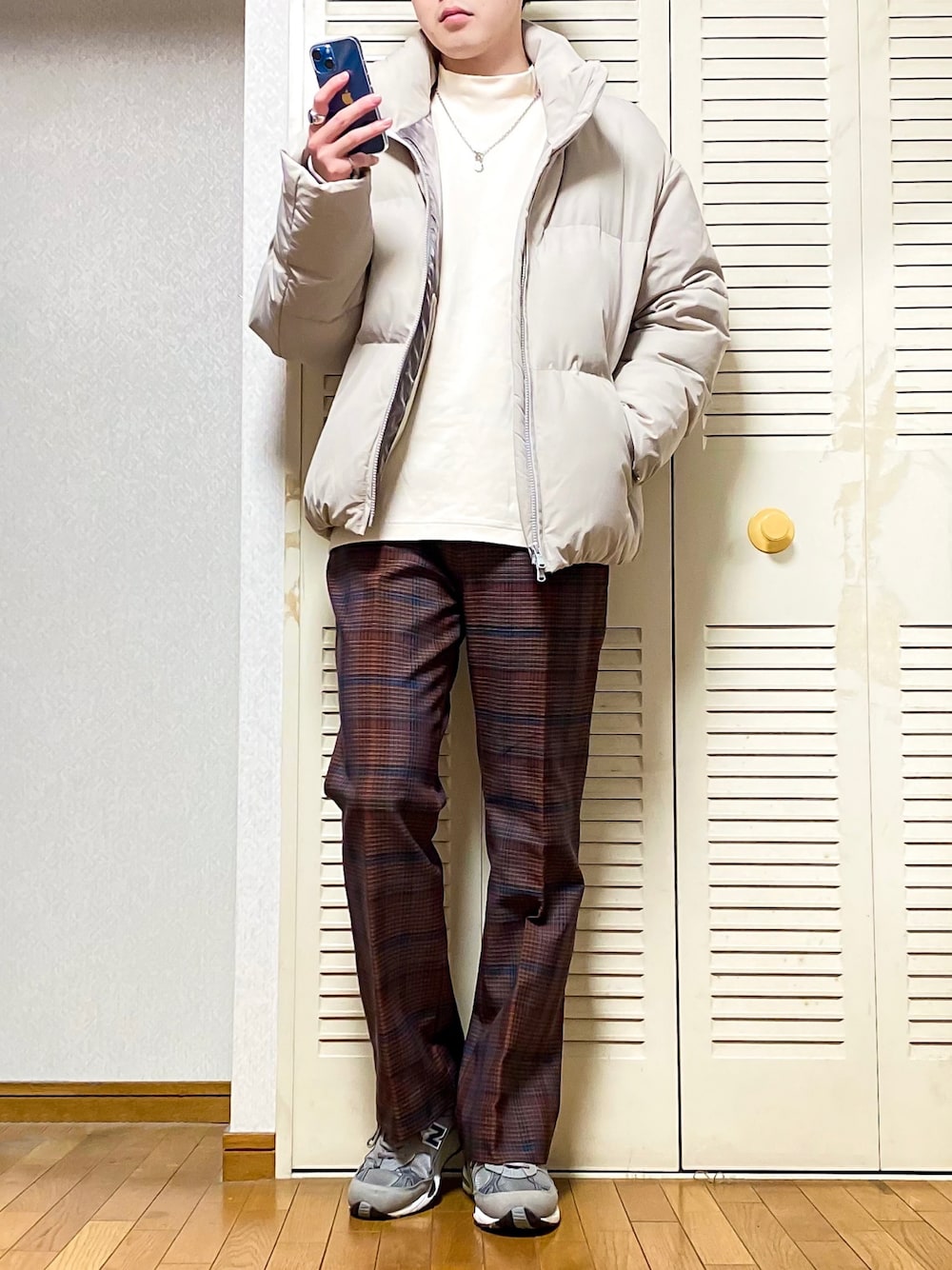 「冬コーデ、シンプルコーデ、ホワイト、チェック、ダウンジャケット、モックネック、フレアパンツ、スニーカー、WYM、UNIQLO、HARE、New Balance、クリスマスに着たい服、チェック柄に恋してる、おしゃれさんと繋がりたい」｜「WYM LIDNMの【WYM LIDNM】LIGHT WEIGHT HEAT FIBER DOWN（ダウンジャケット/コート、ホワイト系）」を使った、ゐをりさん（メンズ・171cm）の冬コーディネートの1枚目の写真