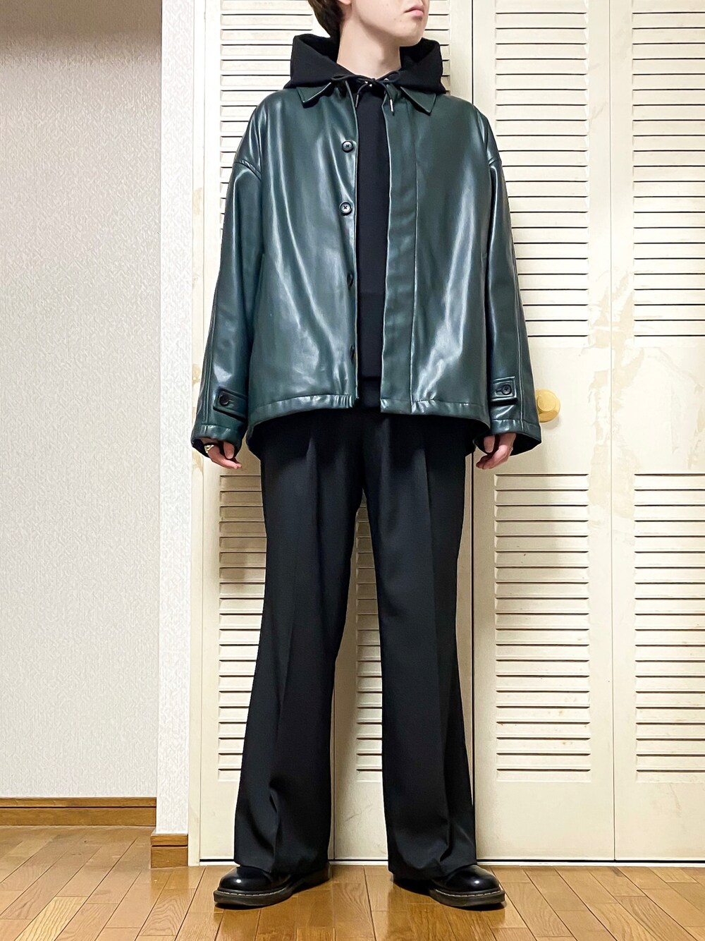 「ブルゾン、レザー、グリーン、パーカー、Dr.Martens、HARE、GU、ワイドパンツ、差し色、革靴、フレアパンツ、シンプルコーデ、秋コーデ、秋冬コーデ、おしゃれさんと繋がりたい」｜「HAREのシンセティックレザーブルゾン(HARE)（テーラードジャケット、グリーン系）」を使った、ゐをりさん（メンズ・171cm）の秋コーディネートの1枚目の写真