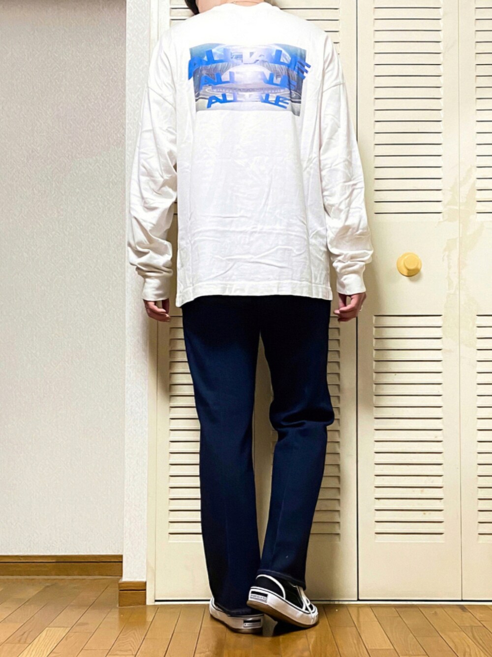 「カットソー、スニーカー、デニム、ビッグシルエット、UNIQLO、HARE、GU、フレアパンツ、シンプルコーデ、白Tシャツ、グラフィックＴ、秋コーデ、フレアデニム、おしゃれさんと繋がりたい、秋服準備はじめました」｜「HAREのHARE×HELLO WORLD Tシャツ（Tシャツ/カットソー、ホワイト系）」を使った、ゐをりさん（メンズ・171cm）の秋コーディネートの1枚目の写真