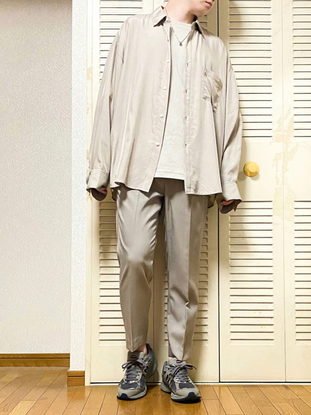 「スニーカー、ワントーンコーデ、ベージュ、New Balance、UNIQLO、スラックス、オーバーサイズ、キレイめ、シンプルコーデ、シャツスタイル、キュプラ、秋コーデ、おしゃれさんと繋がりたい、秋服準備はじめました、WYM」｜「steinのオーバーサイズキュプラシャツ Sサイズ（シャツ/ブラウス、ベージュ系）」を使った、ゐをりさん（メンズ・171cm）の秋コーディネートの1枚目の写真