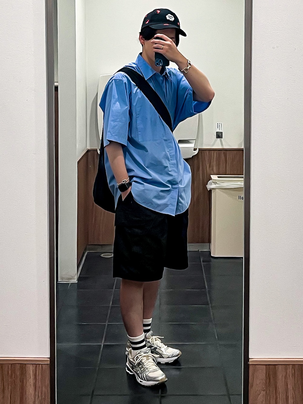 「夏コーデ、シンプルコーデ、休日コーデ、休日スタイル、きれいめカジュアル、ビッグシルエット、シティーボーイ、シャツスタイル、ハーフパンツ、ショーツ、カーゴパンツ、GU、WYM、asics、おしゃれさんと繋がりたい」｜「GUのブロードオーバーサイズシャツ[5分袖] Blue Mサイズ（シャツ/ブラウス、ブルー系）」を使った、ゐをりさん（メンズ・171cm）の夏コーディネートの1枚目の写真