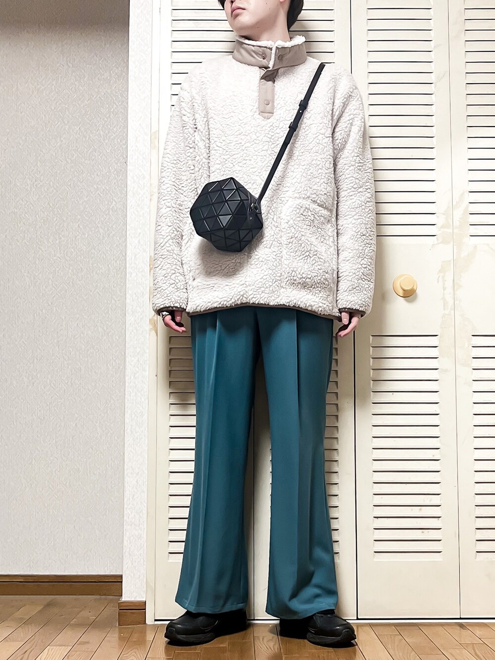 「冬コーデ、シンプルコーデ、ビッグシルエット、フリース、ボアフリース、ワイドパンツ、カラーパンツ、フレアパンツ、スニーカー、ミニバッグ、UNIQLO、HARE、New Balance、私の推しブランド、おしゃれさんと繋がりたい」｜「UNIQLO×White Mountaineeringのフリースオーバーサイズプルオーバー  NATURAL  Lサイズ（トップス、ホワイト系）」を使った、ゐをりさん（メンズ・171cm）の冬コーディネートの1枚目の写真