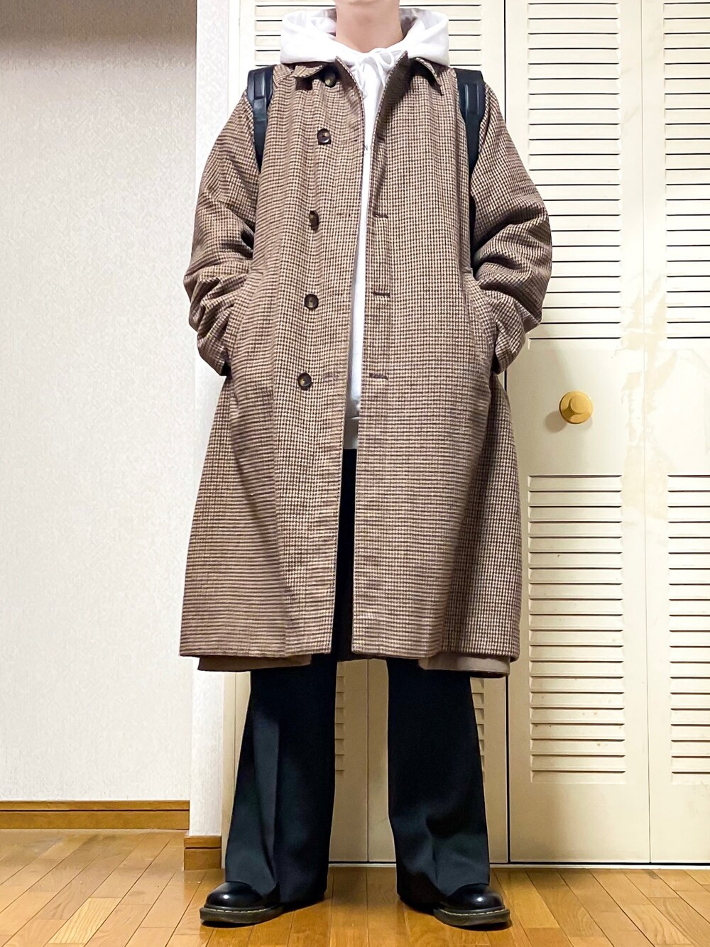 「チェック、ビッグシルエット、リュック、ステンカラーコート、ベージュ、パーカー、Dr.Martens、HARE、冬コーデ、ワイドパンツ、革靴、フレアパンツ、シンプルコーデ、通学コーデ、おしゃれさんと繋がりたい」｜「HAREのリバーシブルビッグステンカラーコート(HARE)（ステンカラーコート、ゴールド系）」を使った、ゐをりさん（メンズ・171cm）の秋コーディネートの1枚目の写真
