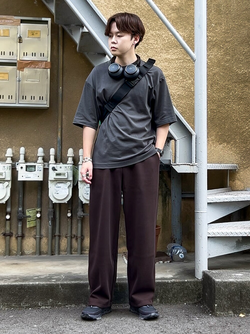 「秋コーデ、夏コーデ、シンプルコーデ、プチプラコーデ、きれいめカジュアル、ビッグシルエット、Tシャツ、ワイドパンツ、スウェットパンツ、スニーカー、UNIQLO、GU、ON、秋服準備はじめました、おしゃれさんと繋がりたい」｜「UNIQLO UのエアリズムコットンオーバーサイズTシャツ(5分袖) OLIVE Lサイズ（Tシャツ/カットソー、グリーン系）」を使った、ゐをりさん（メンズ・171cm）の秋コーディネートの1枚目の写真