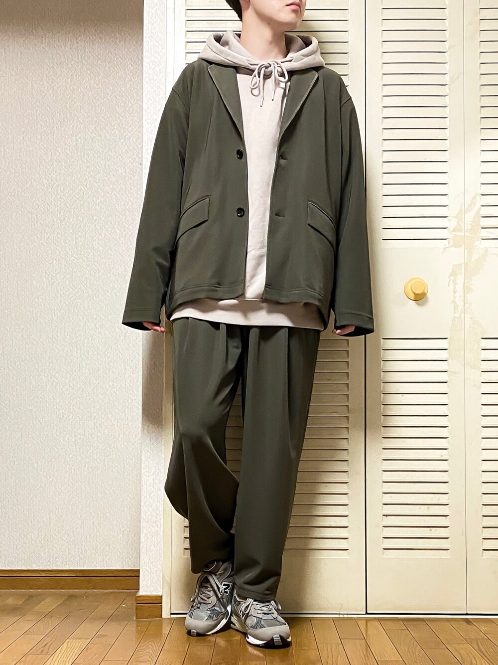 「スニーカー、ジャケット、セットアップ、パーカー、New Balance、HARE、カーキ、GU、ワイドパンツ、アースカラー、プリーツ、シンプルコーデ、秋コーデ、秋冬コーデ、おしゃれさんと繋がりたい」｜「HAREのプリーツイージージャケット(HARE)（テーラードジャケット、ブラウン系）」を使った、ゐをりさん（メンズ・171cm）の秋コーディネートの1枚目の写真