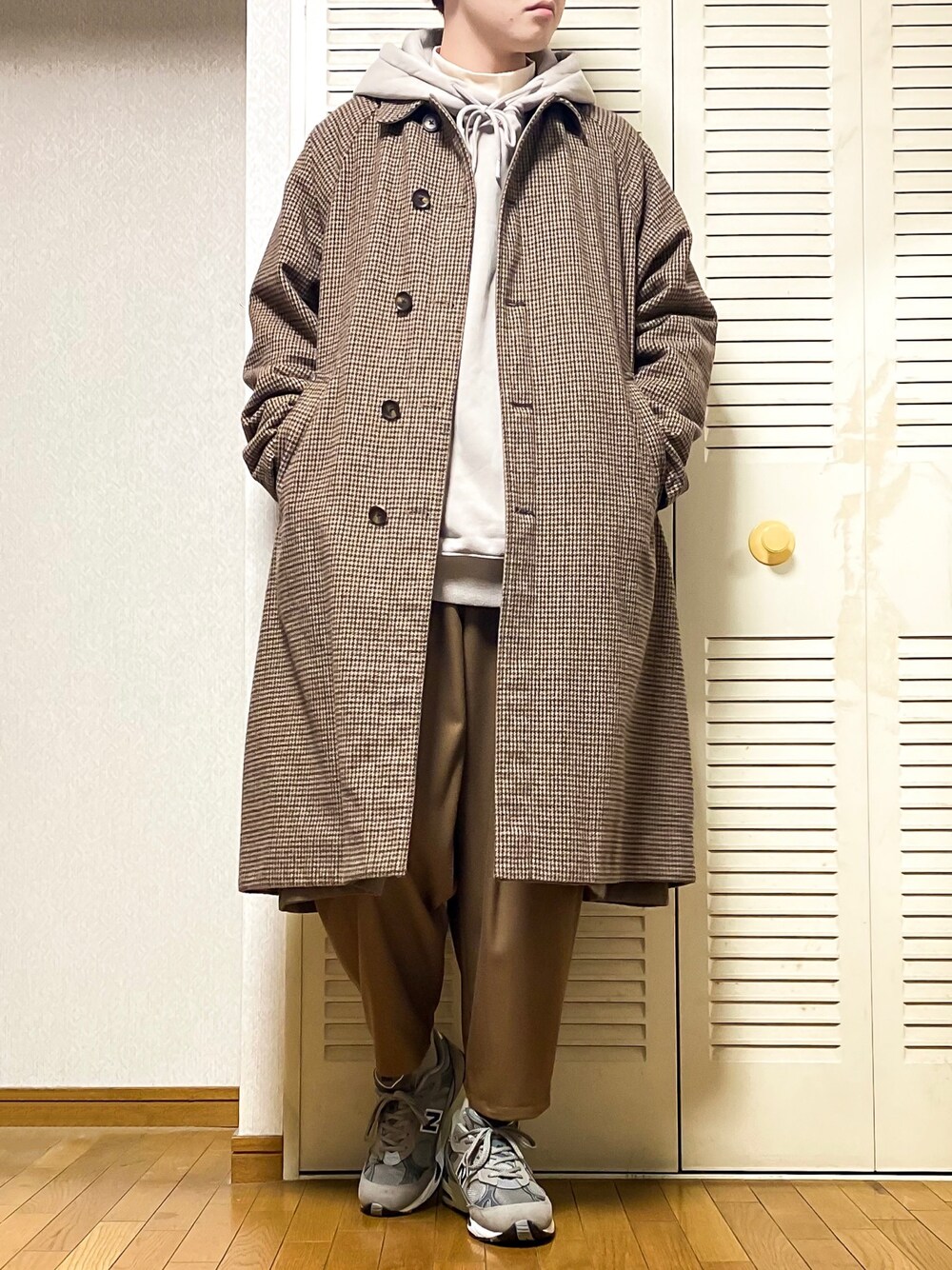「チェック、スニーカー、ワントーンコーデ、ステンカラーコート、ベージュ、パーカー、New Balance、UNIQLO、HARE、冬コーデ、GU、ワイドパンツ、ブラウン、シンプルコーデ、おしゃれさんと繋がりたい」｜「HAREのリバーシブルビッグステンカラーコート(HARE)（ステンカラーコート、ゴールド系）」を使った、ゐをりさん（メンズ・171cm）の秋コーディネートの1枚目の写真