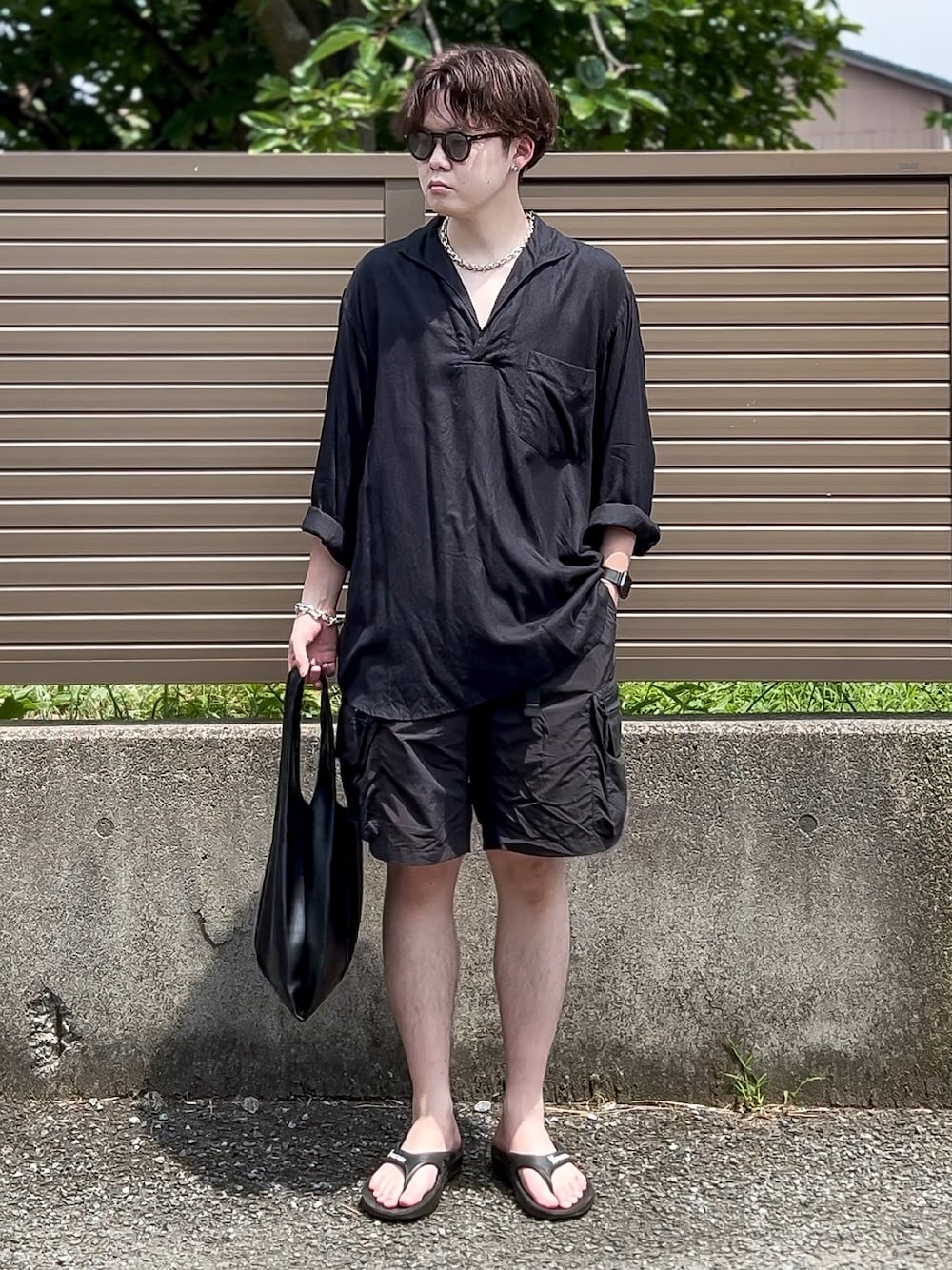 ブラック系のシャツ/ブラウス、ブラック系のカーゴパンツ、ブラック系のサンダルを着用したメンズの夏コーディネートの1枚目の写真