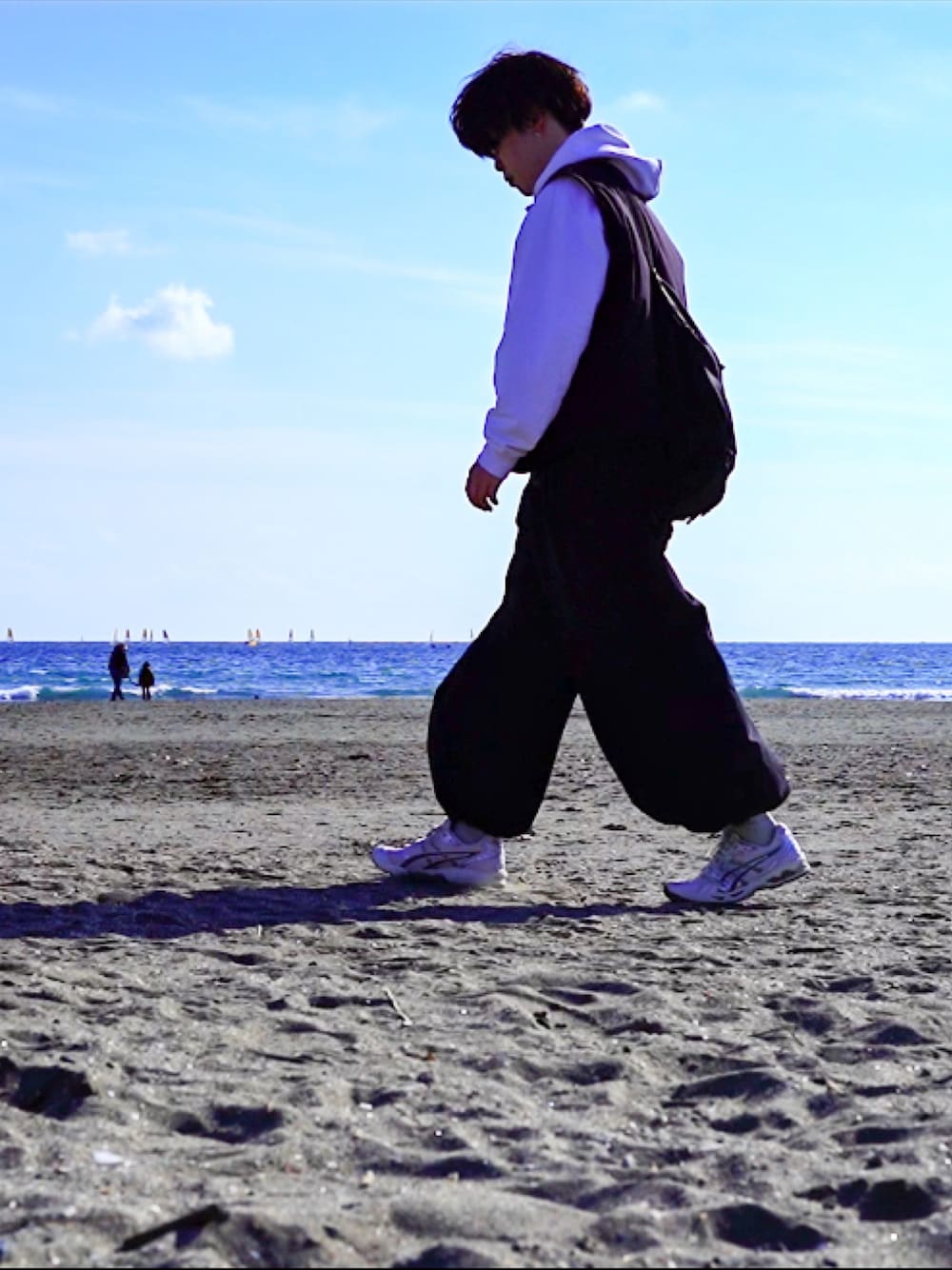 ブラック系のブルゾン、ホワイト系のパーカー、ブラック系のその他パンツを着用したメンズの冬コーディネートの1枚目の写真