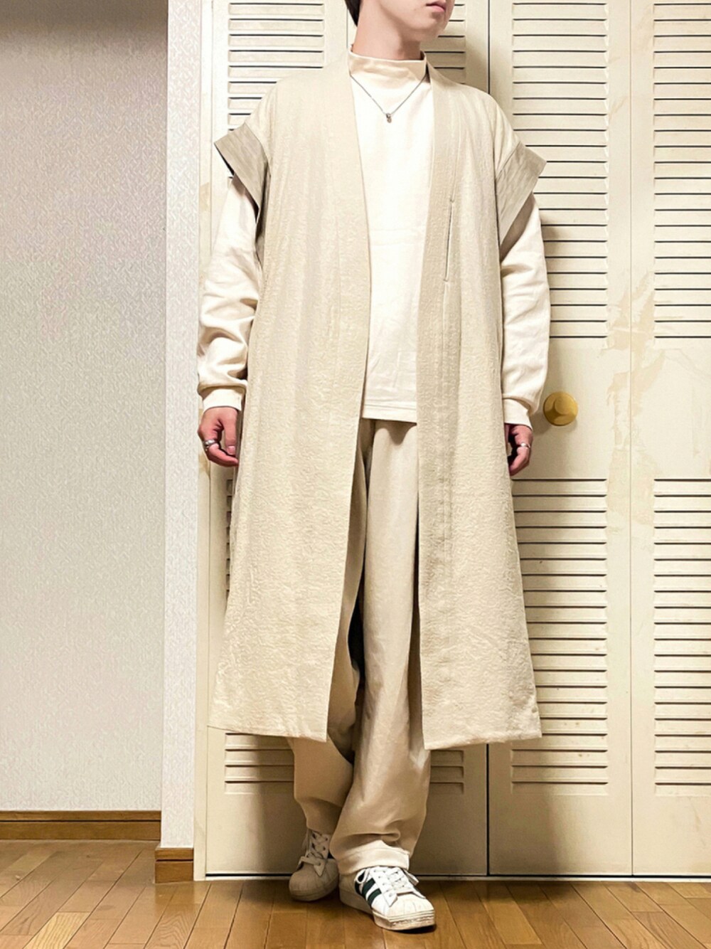 「スウェットパンツ、スニーカー、ビッグシルエット、ホワイト、ワントーンコーデ、UNIQLO、adidas、HARE、レイヤードスタイル、白スニーカー、オールホワイト、秋コーデ、モックネック、おしゃれさんと繋がりたい、秋トレンド2021」｜「HAREのサムエコート(HARE)（その他アウター、ホワイト系）」を使った、ゐをりさん（メンズ・171cm）の秋コーディネートの1枚目の写真