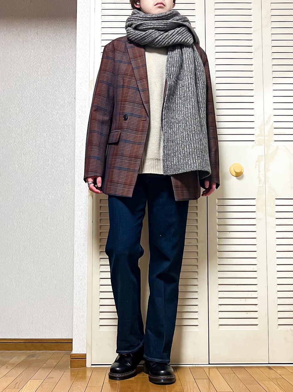 「冬コーデ、シンプルコーデ、アースカラー、チェック、ジャケット、ニット、デニムパンツ、フレアパンツ、マフラー、ブーツ、HARE、RAGEBLUE、UNIQLO、LIDnM、おしゃれさんと繋がりたい」｜「HAREの尾州ツイードテーラードジャケット(HARE)（テーラードジャケット、オレンジ系）」を使った、ゐをりさん（メンズ・171cm）の冬コーディネートの1枚目の写真