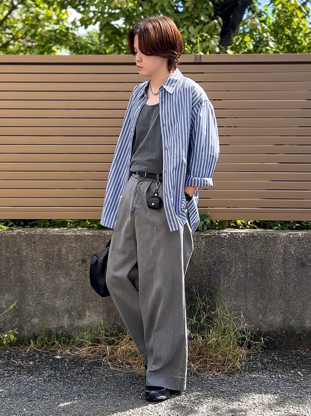 ブルー系のシャツ/ブラウス、グレー系のタンクトップ、グレー系のデニムパンツを着用したメンズの秋コーディネートの1枚目の写真