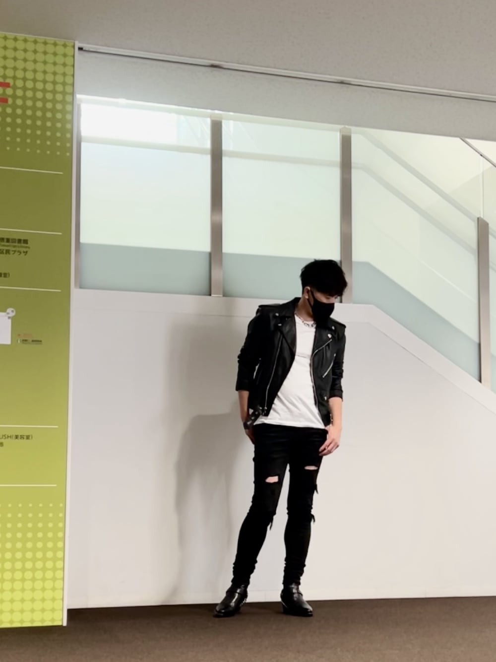 「レザーライダース、レザージャケット、セリーヌ、CELINE、サンローランパリ、AMIRI」｜「CELINEのアイテム（ライダースジャケット、ブラック系）」を使った、YMDMさん（メンズ・171cm）の春コーディネートの1枚目の写真