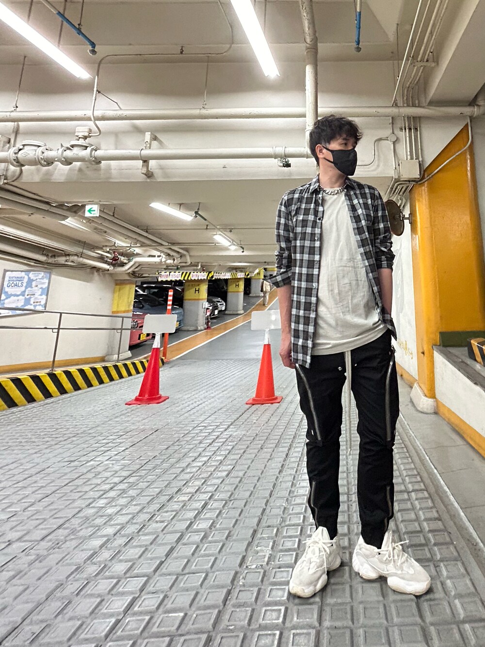 「リックオウエンス、イージーブースト」｜「Rick Owensのアイテム（カーゴパンツ、ブラック系）」を使った、YMDMさん（メンズ・171cm）の春コーディネートの1枚目の写真