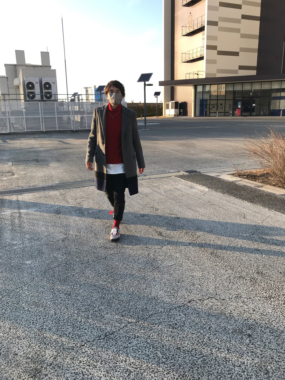 「ラフシモンズ、オフホワイト、OFF-WHITE、バイカラー」｜「RAF SIMONSのアイテム（チェスターコート、グレー系）」を使った、YMDMさん（メンズ・171cm）の冬コーディネートの1枚目の写真