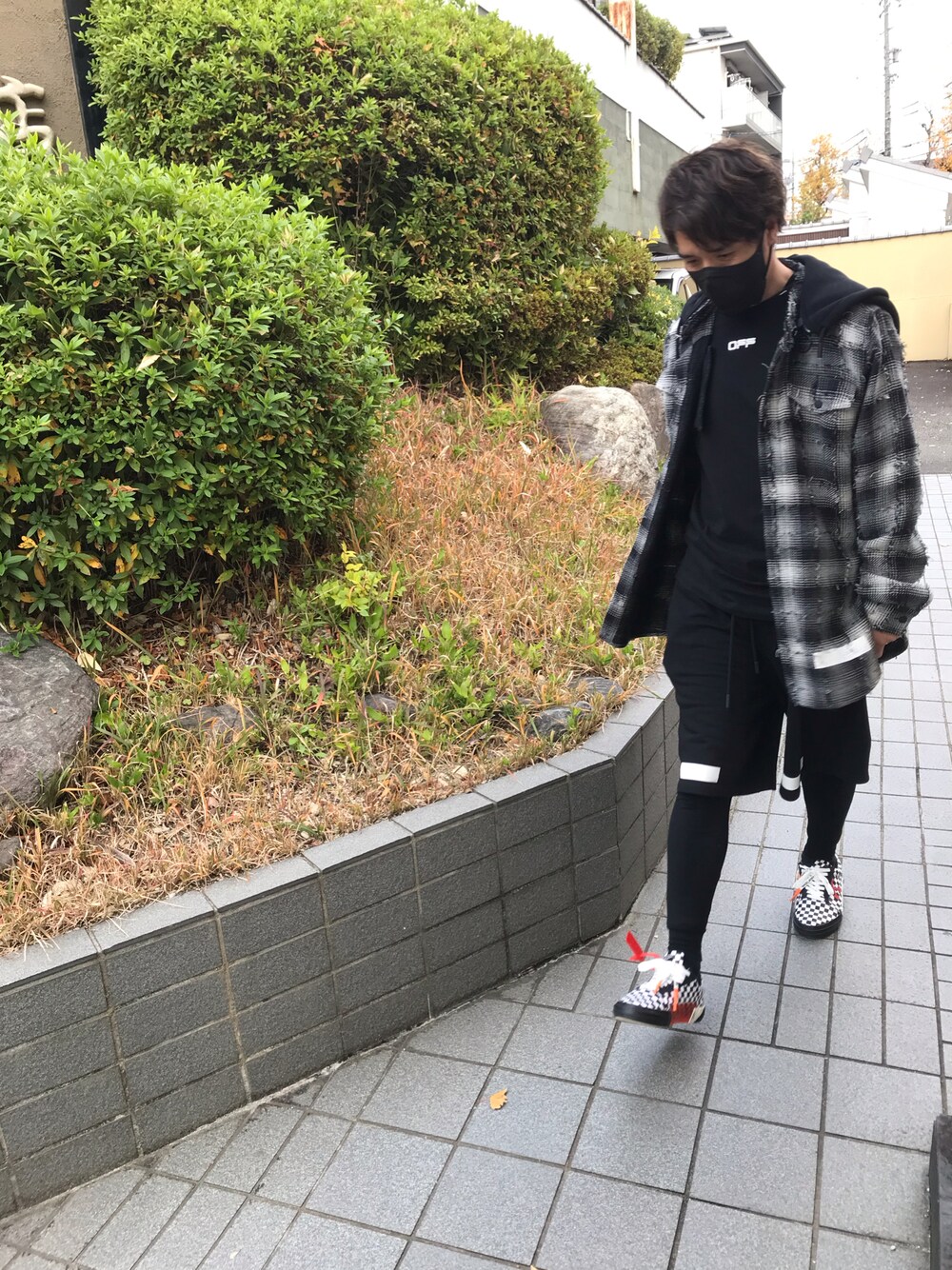 「OFF-WHITE、ヴァージルアブロー、オフホワイト」｜「off whiteのアイテム（パーカー、グレー系）」を使った、YMDMさん（メンズ・171cm）の冬コーディネートの1枚目の写真