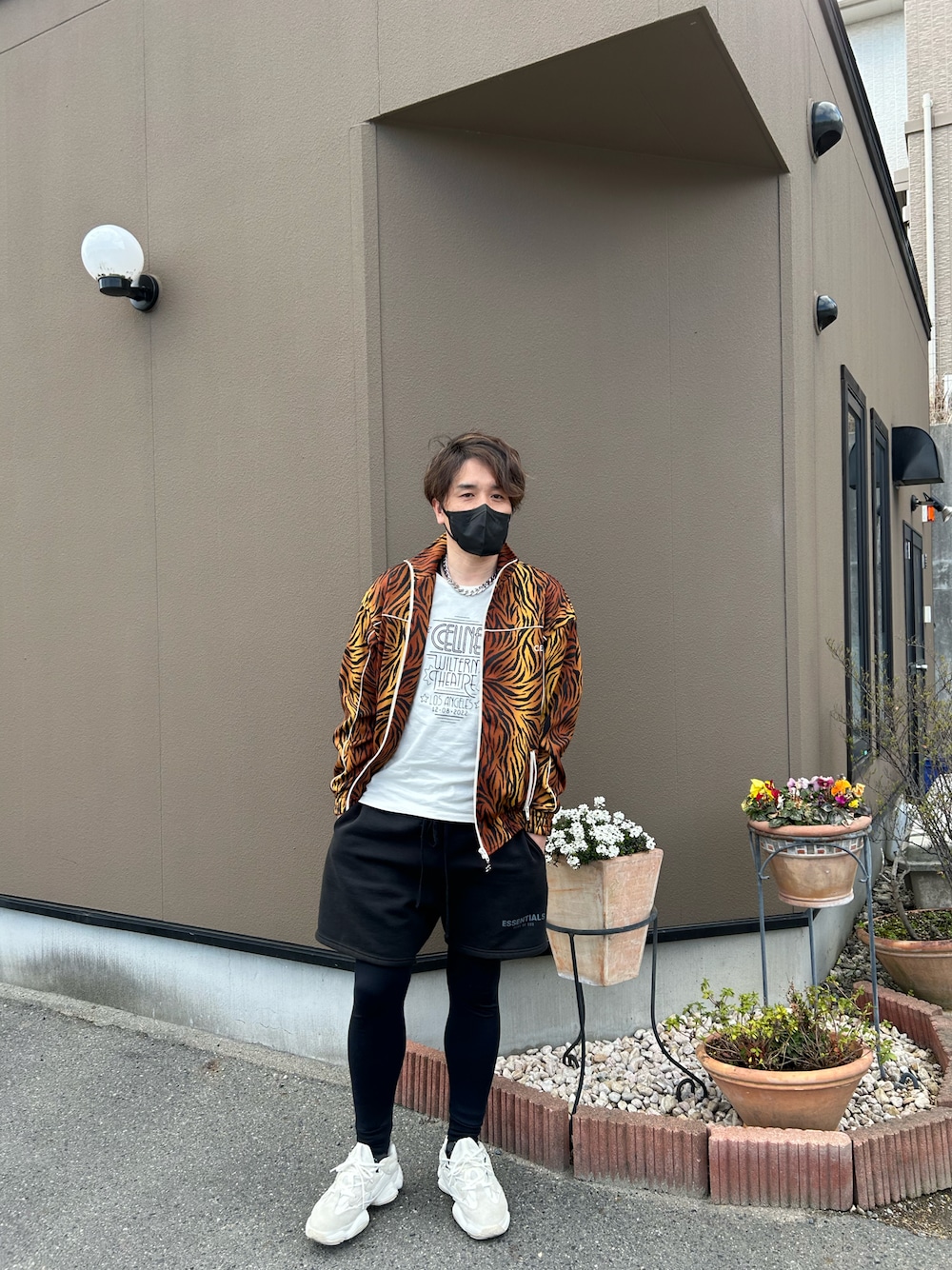 「セリーヌ、yeezy、CELINE、ESSENTIALS」｜「CELINEのアイテム（ブルゾン、その他）」を使った、YMDMさん（メンズ・171cm）の春コーディネートの1枚目の写真