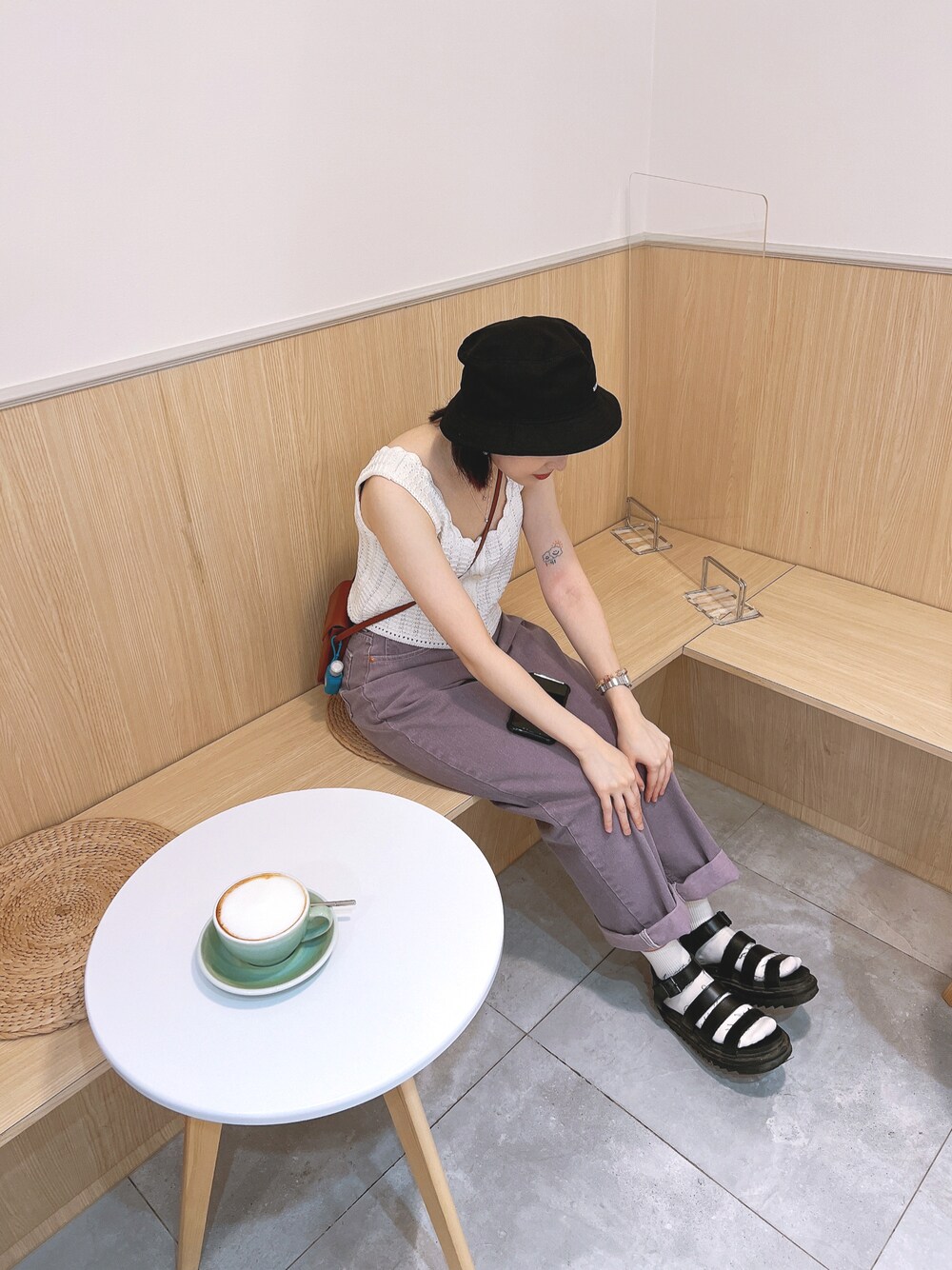 「cafe、purple、minimalism」｜「sandroのアイテム（ハット、ブラック系）」を使った、stepyさん（レディース・156cm）の夏コーディネートの1枚目の写真
