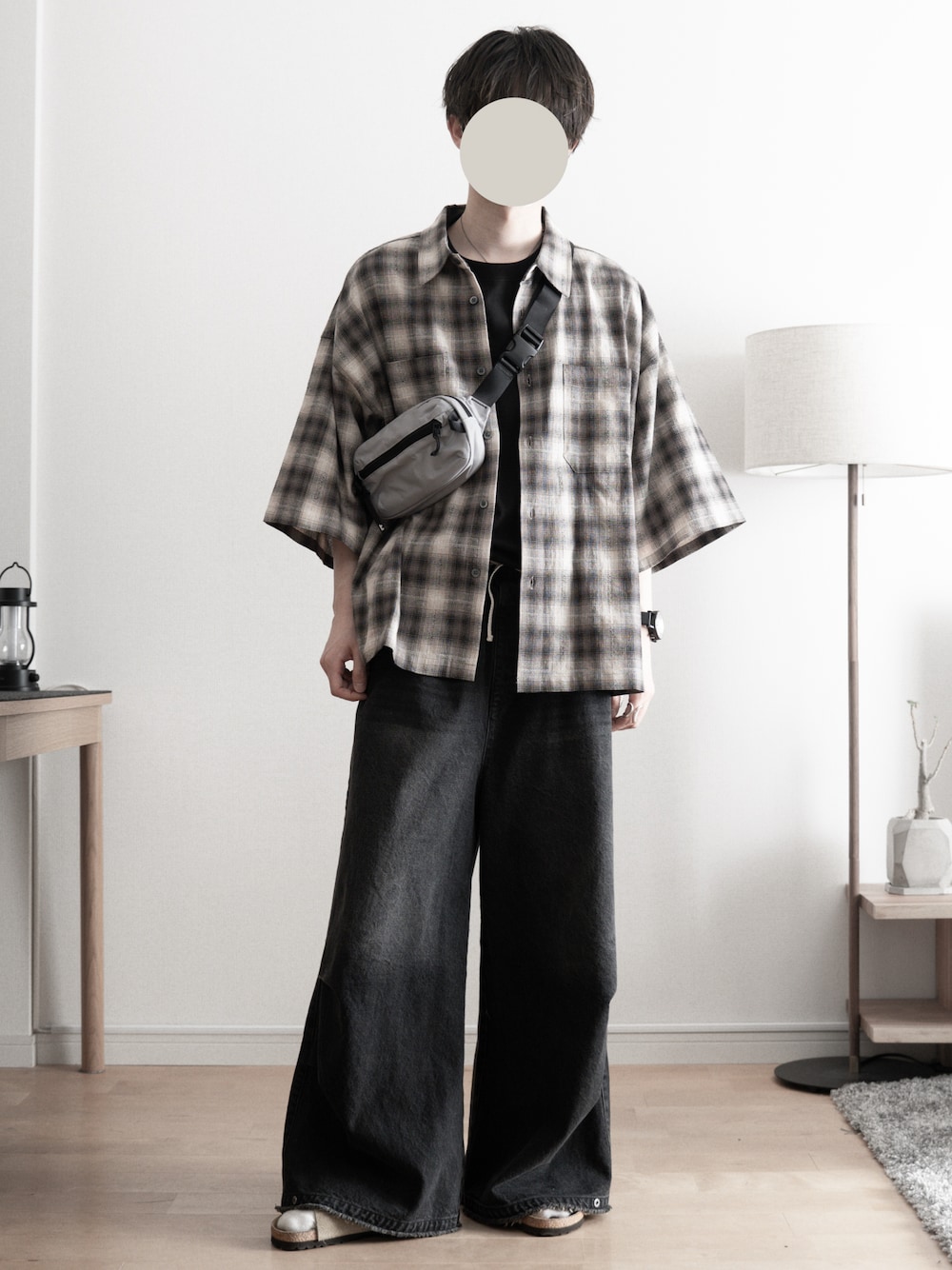 「RUUBON、ルーボン、シャツスタイル、チェック、デニムパンツ、ワイドパンツ、サンダル、大人カジュアル、休日スタイル、デートコーデ、春夏コーデ、夏コーデ、お出かけコーデ、フレアパンツ、低身長コーデ」｜「RUUBONの【RUUBON】rustic basic big Tee / ラスティック ベーシック ビッグ Tシャツ（Tシャツ/カットソー、ブラック系）」を使った、hopeさん（メンズ・168cm）の春コーディネートの1枚目の写真