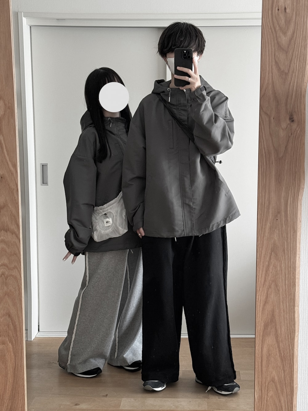 「RUUBON、ルーボン、マウンテンパーカー、淡色コーデ、秋服準備はじめました、スウェット、スニーカー、デートコーデ、お出かけコーデ、ショルダーバッグ、休日スタイル、アウトドアスタイル、ワイドパンツ、低身長コーデ、シンプルコーデ」｜「RUUBONの【RUUBON】relax volume mountain parker / リラックスボリューム マウンテンパーカ―（マウンテンパーカー、グレー系）」を使った、hopeさん（メンズ・168cm）の秋コーディネートの1枚目の写真