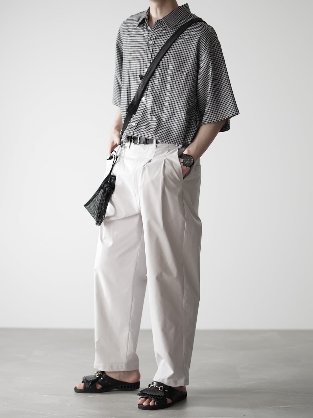「夏コーデ、steaven alan、bench、白パンツ、チェック、チェックシャツ」｜「Steven Alanの＜Steven Alan＞ GINGHAM CHECK REGULAR COLLAR SHORT SLEEVE SHIRT/シャツ（シャツ/ブラウス、ブラック系）」を使った、hopeさん（メンズ・168cm）の夏コーディネートの1枚目の写真