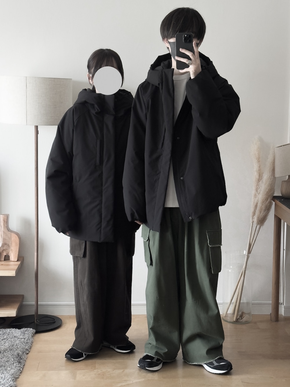 「RUUBON、ルーボン、冬コーデ、冬アウター、カーゴパンツ、スニーカー、カップルコーデ、デートコーデ、シミラールック、お出かけコーデ、ブラウン、シンプルコーデ、低身長コーデ、大人カジュアル、休日スタイル」｜「RUUBONの【RUUBON】water repellent padded hood jacket / 撥水パテッド フード ジャケット（ダウンジャケット/コート、ブラック系）」を使った、hopeさん（メンズ・168cm）の秋コーディネートの1枚目の写真