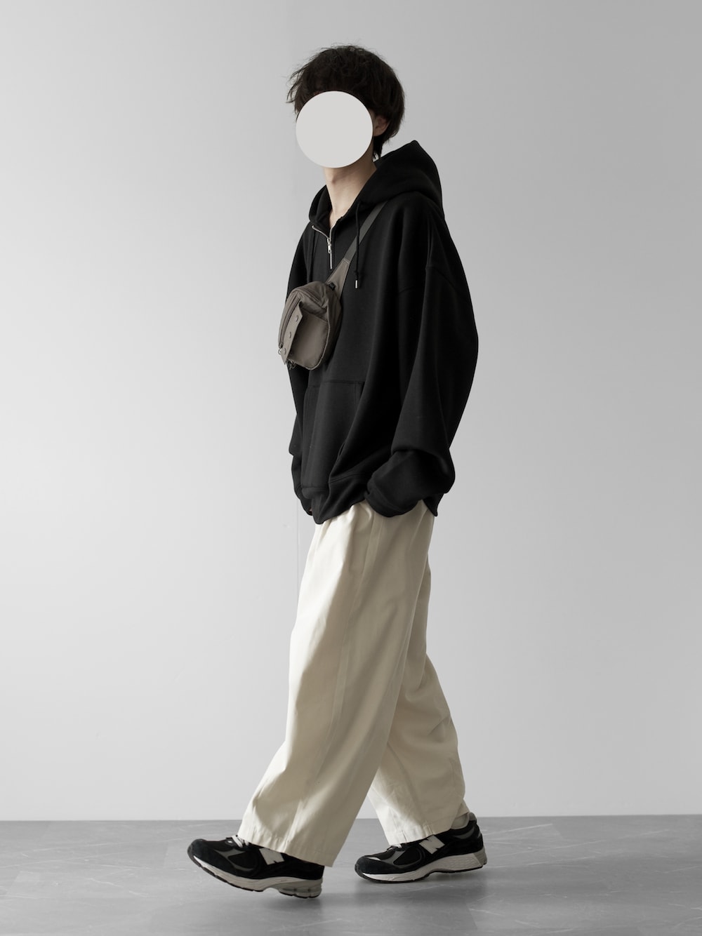 「RUUBON、ルーボン、秋服まるっと大公開、パーカー、ハーフジップ、パーカーコーデ、モノトーンコーデ、DAIWAPIER39、New Balance、秋服、秋冬コーデ、秋コーデ、秋、秋冬、シンプルコーデ」｜「RUUBONの【RUUBON】half zip heavy weight parka / ハーフジップ ヘビーウエイトパーカー（パーカー、ブラック系）」を使った、hopeさん（メンズ・168cm）の秋コーディネートの1枚目の写真