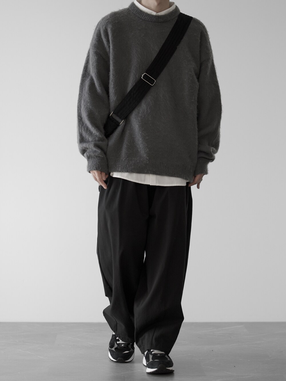 「RUUBON、ルーボン、シャギーニット、モヘアニット、ニットコーデ、シャツスタイル、New Balance、シンプルコーデ、シンプルスタイル、秋冬コーデ、秋冬、冬コーデ、低身長コーデ、ゆるコーデ、大人カジュアル」｜「RUUBONの【RUUBON】 crew neck shaggy knit / クルーネック シャギーニット（ニット/セーター、グレー系）」を使った、hopeさん（メンズ・168cm）の秋コーディネートの1枚目の写真