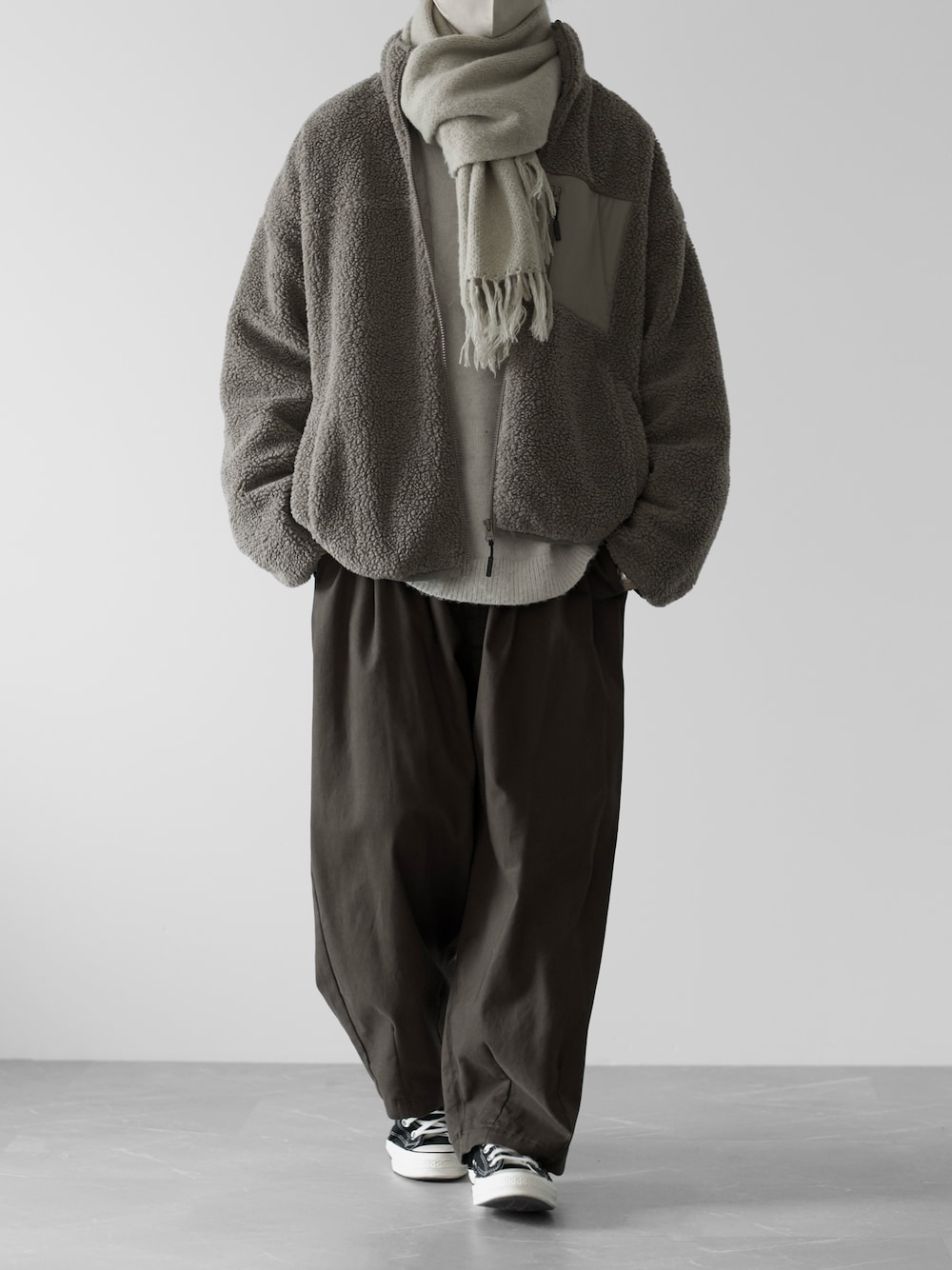 「RUUBON、ルーボン、重ね着ベストシーズン、マフラー、ボア、ボアジャケット、シャギーニット、converse、冬コーデ、秋冬コーデ、冬、シンプルコーデ、シンプル、シンプルスタイル、低身長コーデ」｜「RUUBONの【RUUBON】raschel weave soft muffler / ラッセルウェーブ ソフトマフラー（マフラー、ベージュ系）」を使った、hopeさん（メンズ・168cm）の秋コーディネートの1枚目の写真